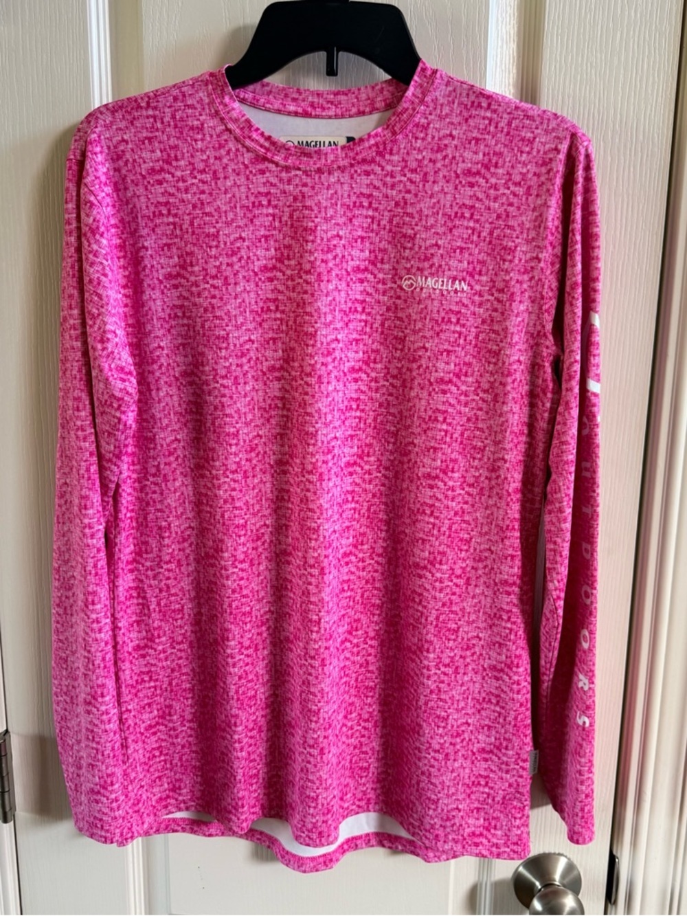 Magellan Outdoors Women's Pink Long-Sleeve Fish gear . Size small